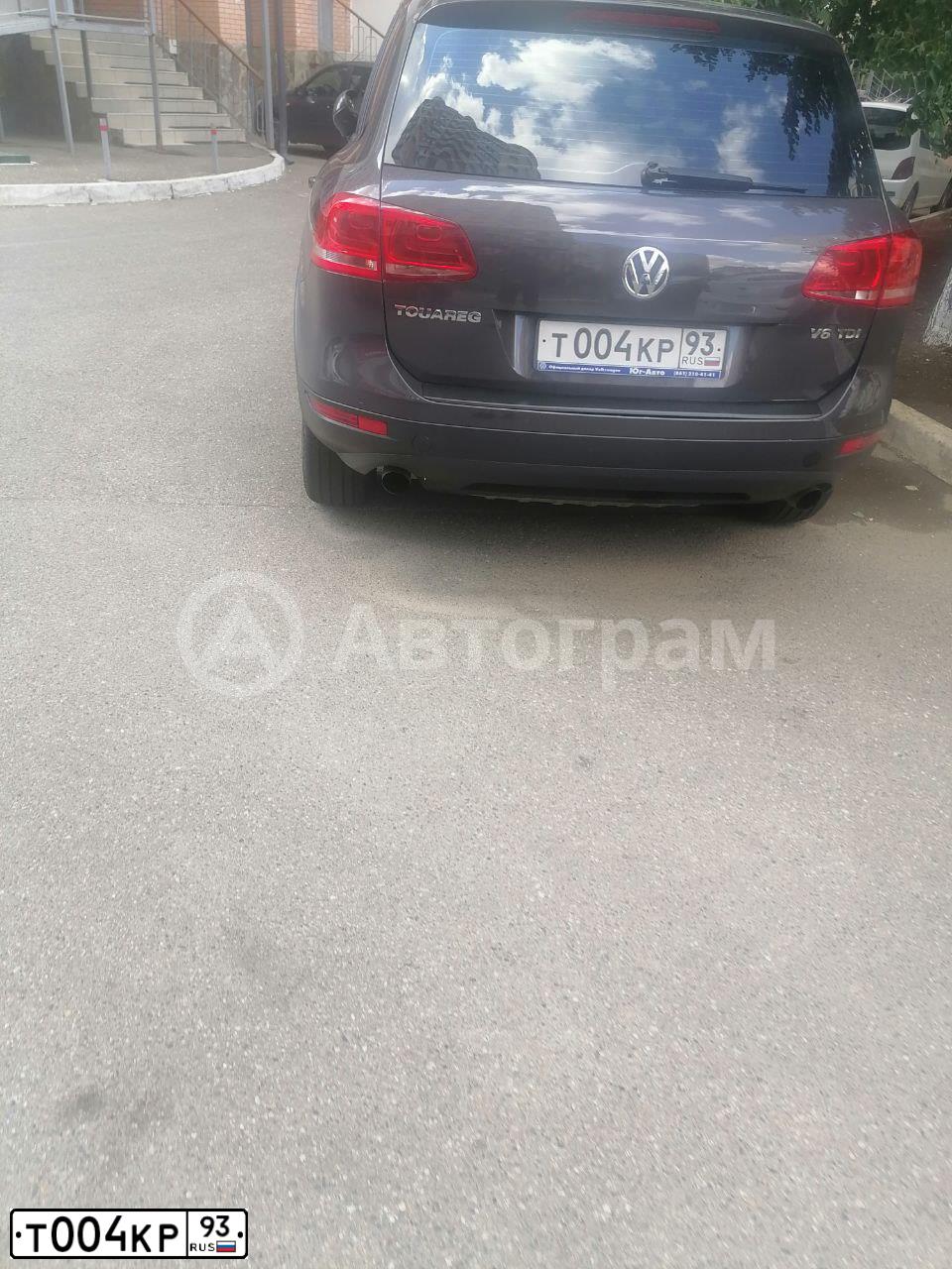 Фото автомобиля VOLKSWAGEN TOUAREG, 2010 — госномер Т004КР93. Цвет: ЧЕРНО-СЕРЫЙ