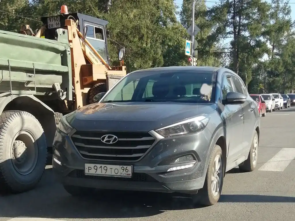 Фото автомобиля NISSAN QASHQAI, 2010 — госномер Н555МЕ196. Цвет: Серебристый