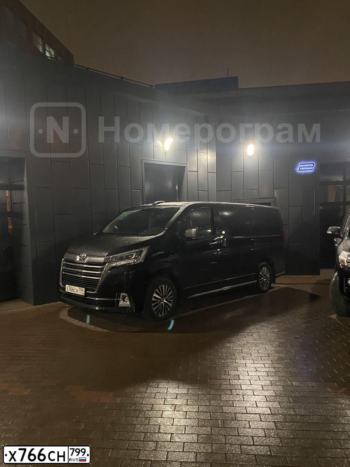 Фото автомобиля TOYOTA HIACE, 2019 — госномер С702ЕО977. Цвет: ЧЕРНЫЙ