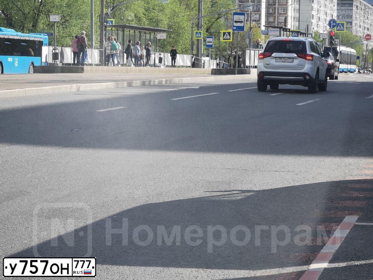 Фото автомобиля MITSUBISHI OUTLANDER, 2015 — госномер У757ОН777. Цвет: БЕЛЫЙ