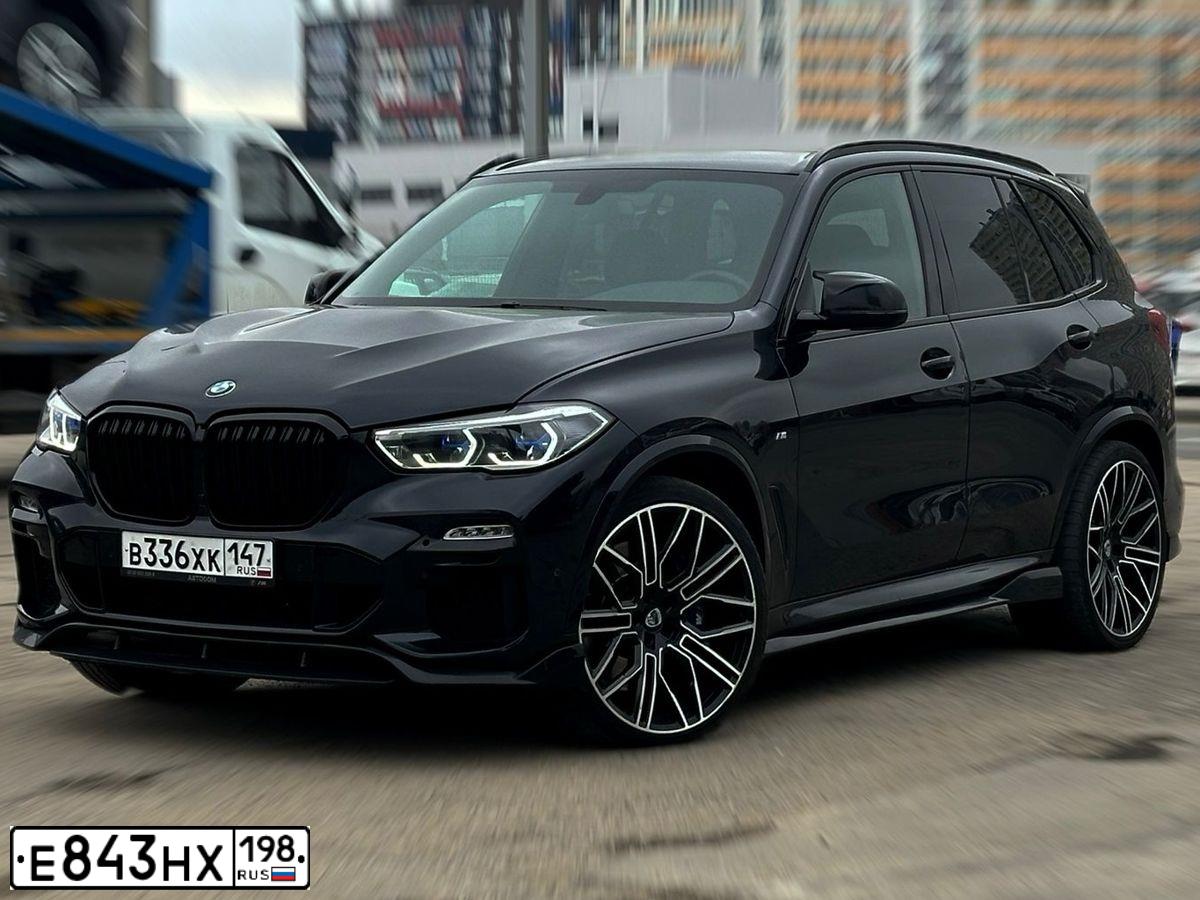 Фото автомобиля BMW X5, 2019 — госномер У005ХТ47. Цвет: ЧЕРНЫЙ