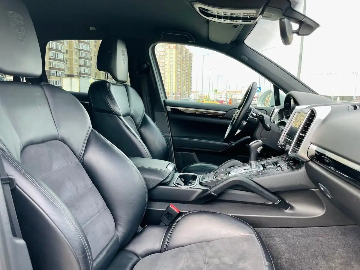 Фото автомобиля PORSCHE CAYENNE, 2016 — госномер Е011ВУ550. Цвет: Белый