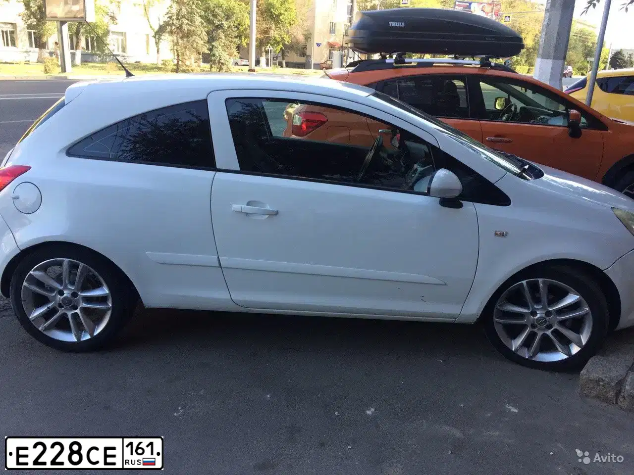 Фото автомобиля OPEL CORSA, 2007 — госномер Е228СЕ161. Цвет: Белый