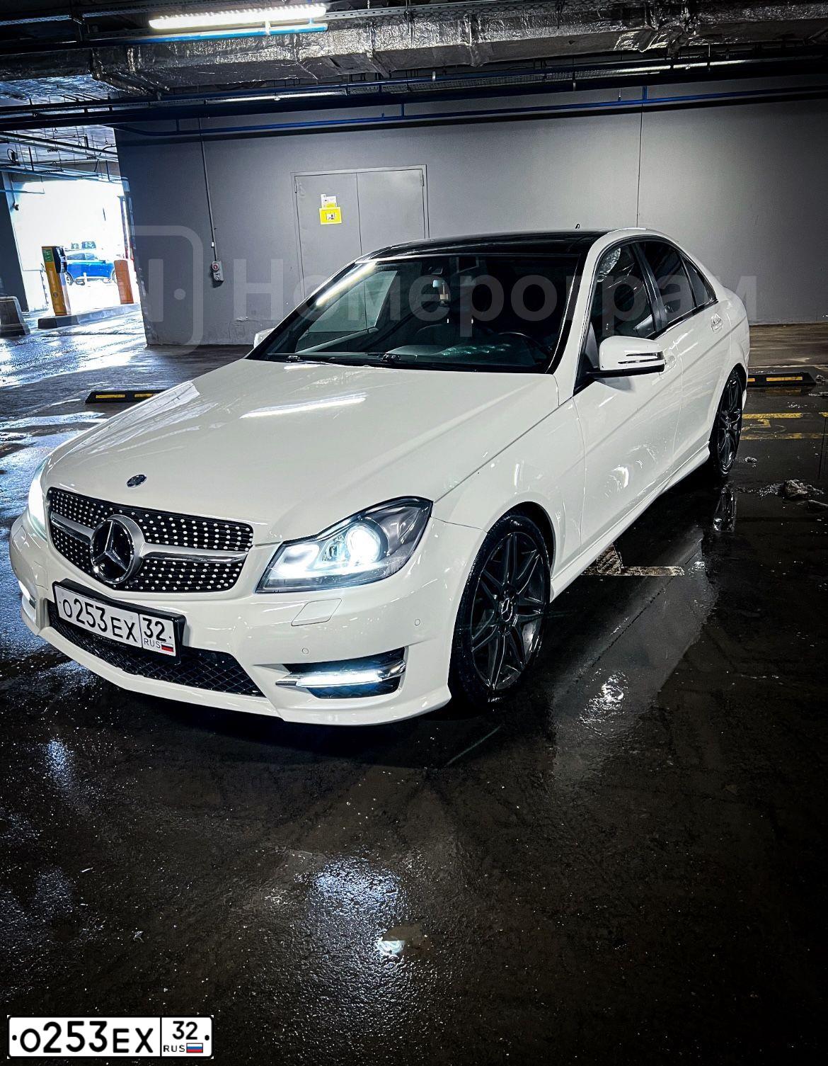 Фото автомобиля MERCEDES C-KLASSE, 2013 — госномер Е818ХМ790. Цвет: Белый