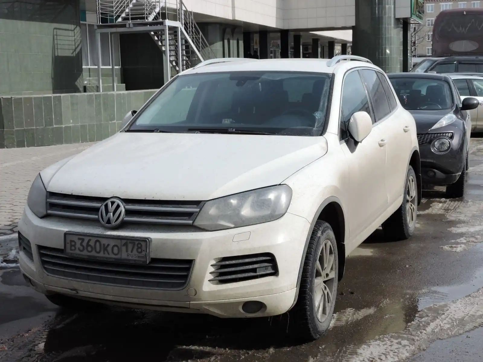 Фото автомобиля VOLKSWAGEN TOUAREG, 2011 — госномер У112НЕ152. Цвет: Белый