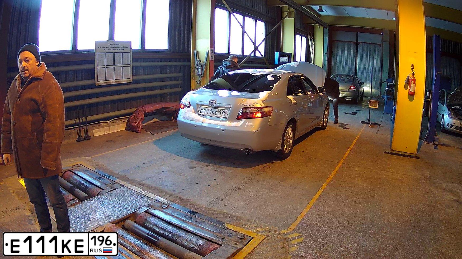 Фото автомобиля TOYOTA CAMRY, 2010 — госномер Е111КЕ196. Цвет: СВЕТЛО-СЕРЫЙ