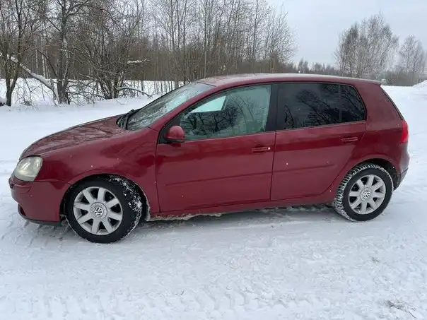 Фото автомобиля VOLKSWAGEN GOLF, 2004 — госномер К189УМ35. Цвет: Красный