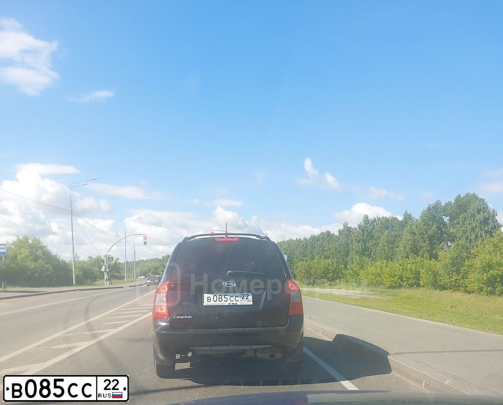 Фото автомобиля KIA CARENS, 2007 — госномер В085СС22. Цвет: ЧЕРНЫЙ