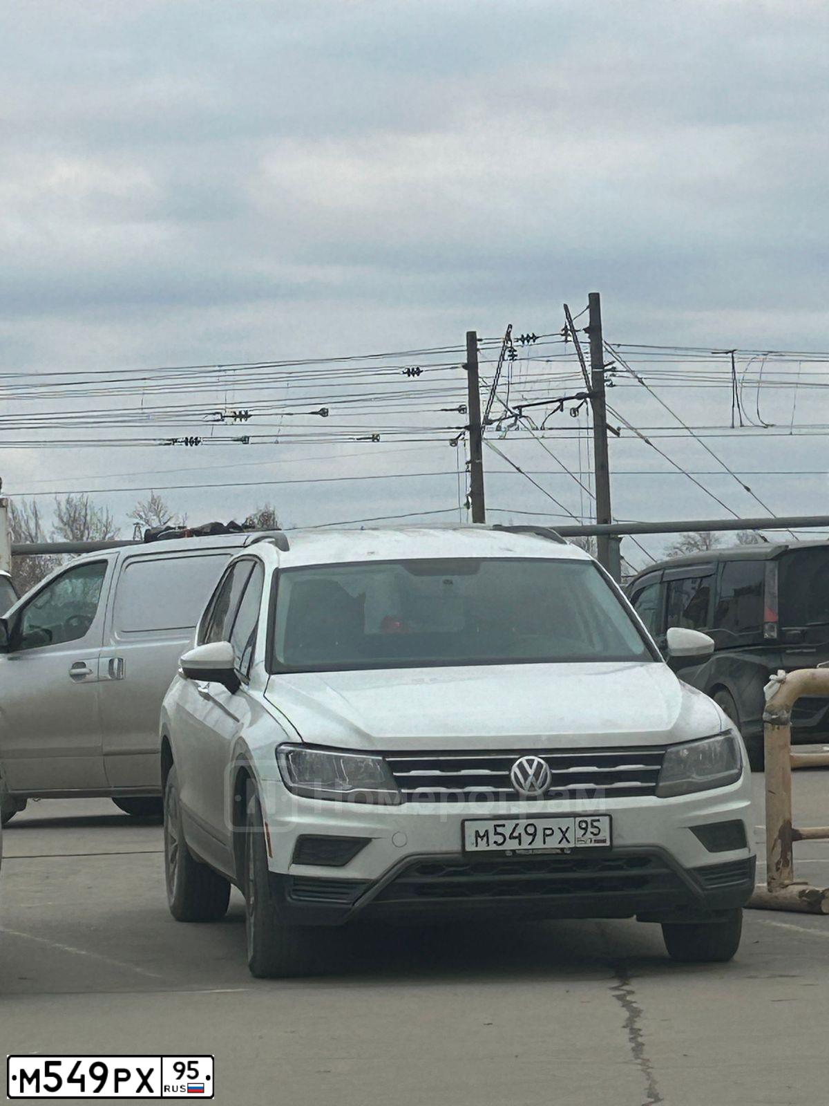 Фото автомобиля VOLKSWAGEN TIGUAN, 2020 — госномер М549РХ95. Цвет: Белый