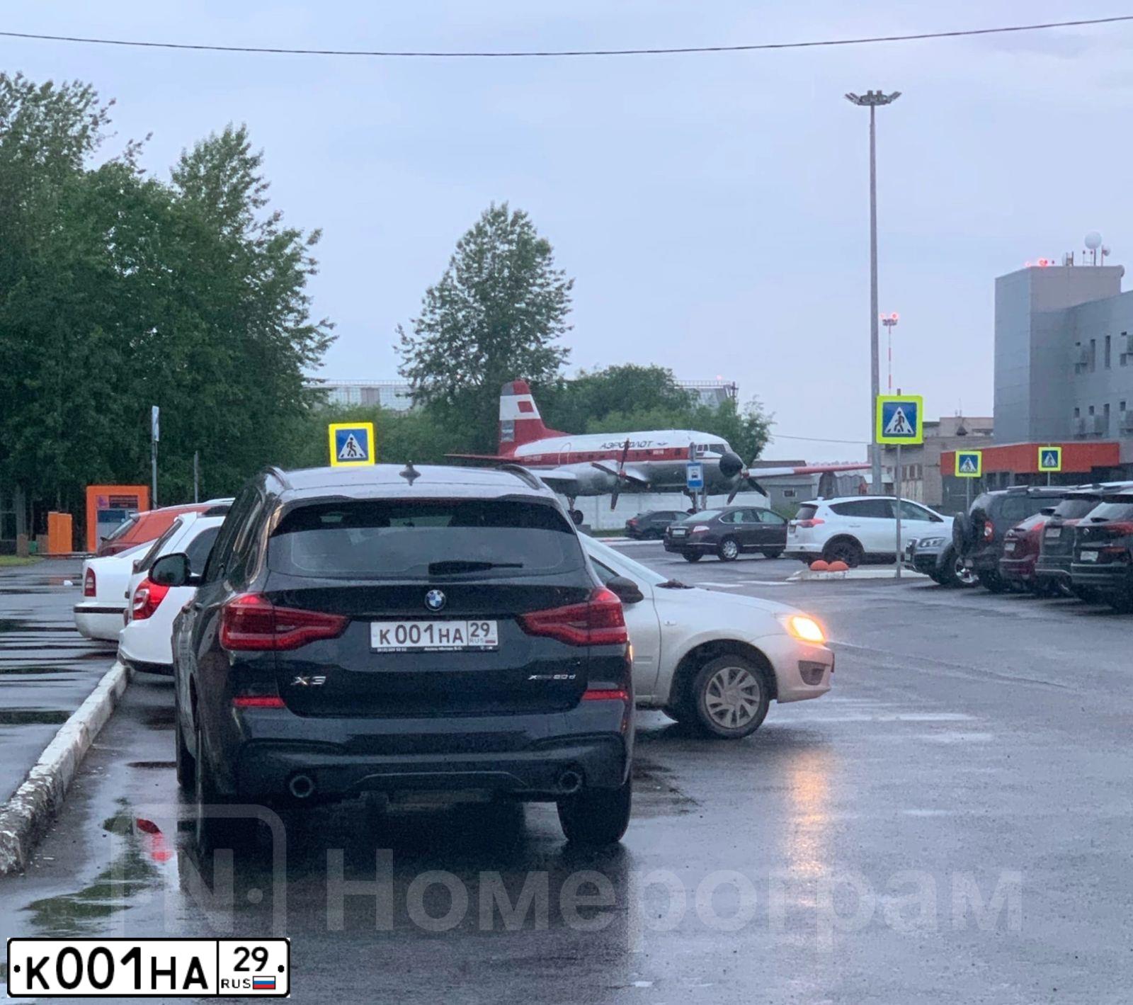 Фото автомобиля BMW X3, 2020 — госномер К001НА29. Цвет: ЧЕРНЫЙ
