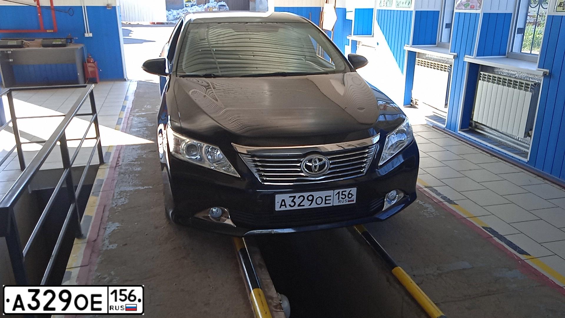 Фото автомобиля TOYOTA CAMRY, 2013 — госномер А329ОЕ156. Цвет: ЧЕРНЫЙ МЕТАЛЛИК