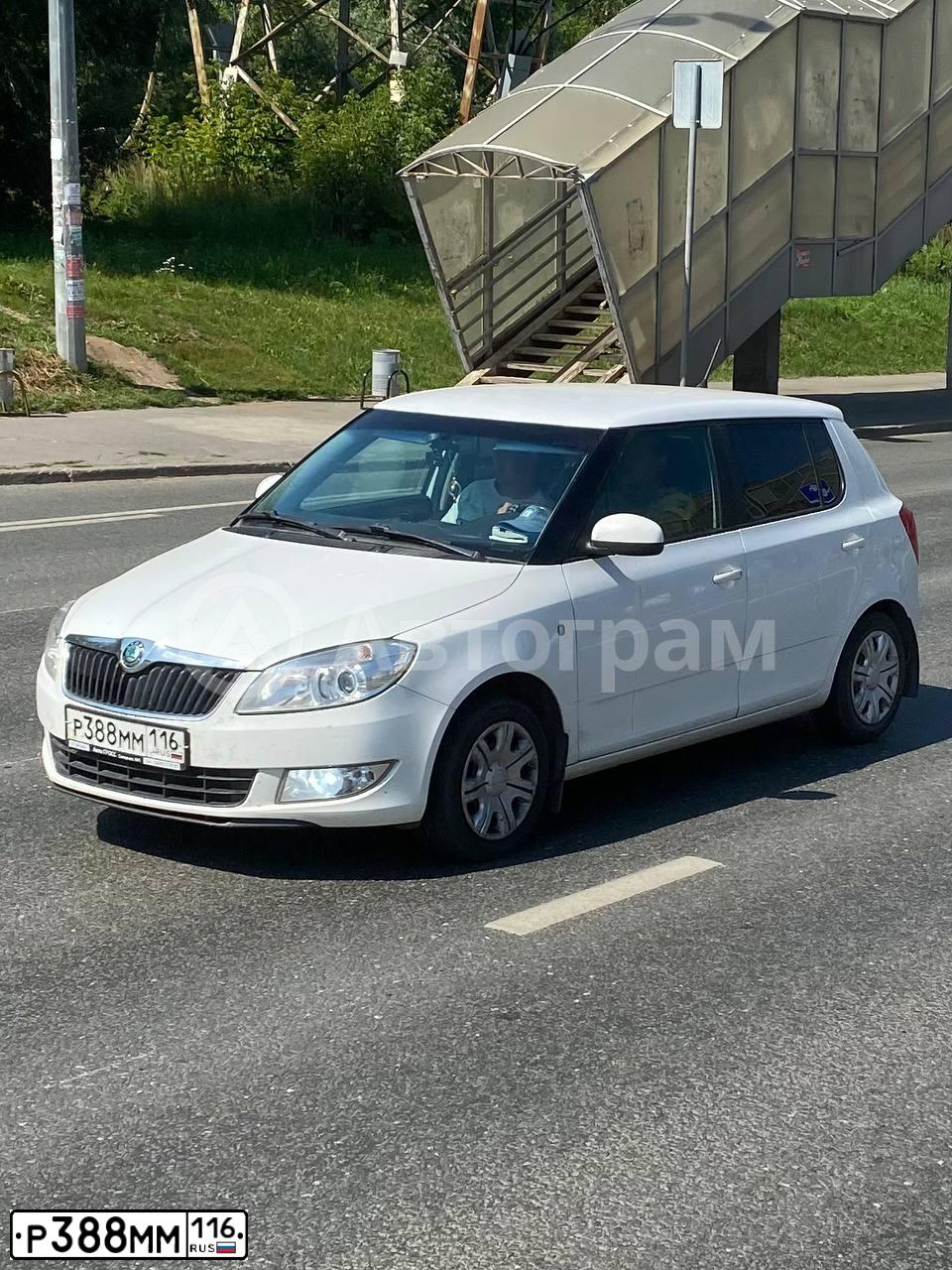 Фото автомобиля SKODA FABIA, 2012 — госномер Р388ММ116. Цвет: Белый