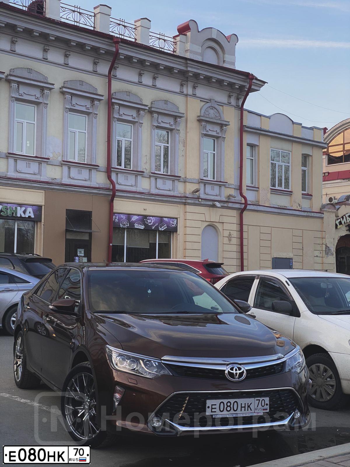 Фото автомобиля TOYOTA CAMRY, 2018 — госномер Е080НК70. Цвет: Коричневый
