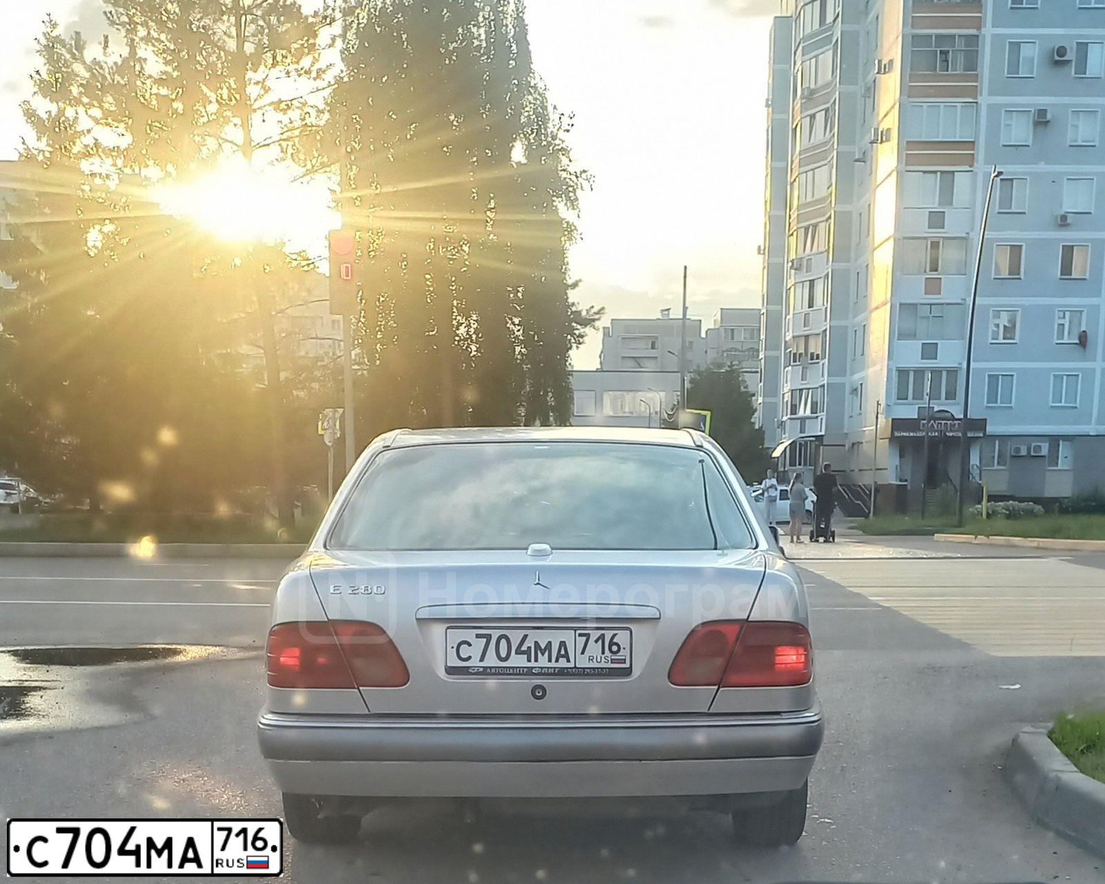 Фото автомобиля MERCEDES E-KLASSE, 1997 — госномер С704МА716. Цвет: БЕЛЫЙ(СЕРЕБРИСТЫЙ