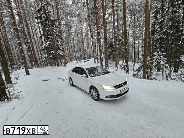 Фото автомобиля VOLKSWAGEN JETTA, 2012 — госномер А148СХ62. Цвет: Белый