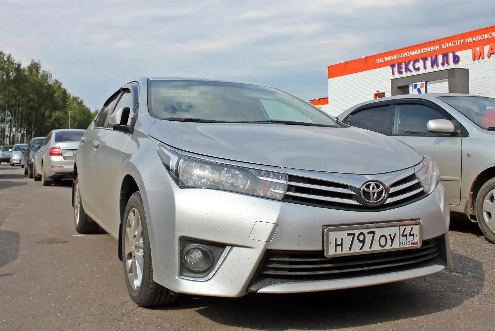 Фото автомобиля TOYOTA COROLLA, 2014 — госномер Н797ОУ44. Цвет: СЕРЕБРИСТЫЙ