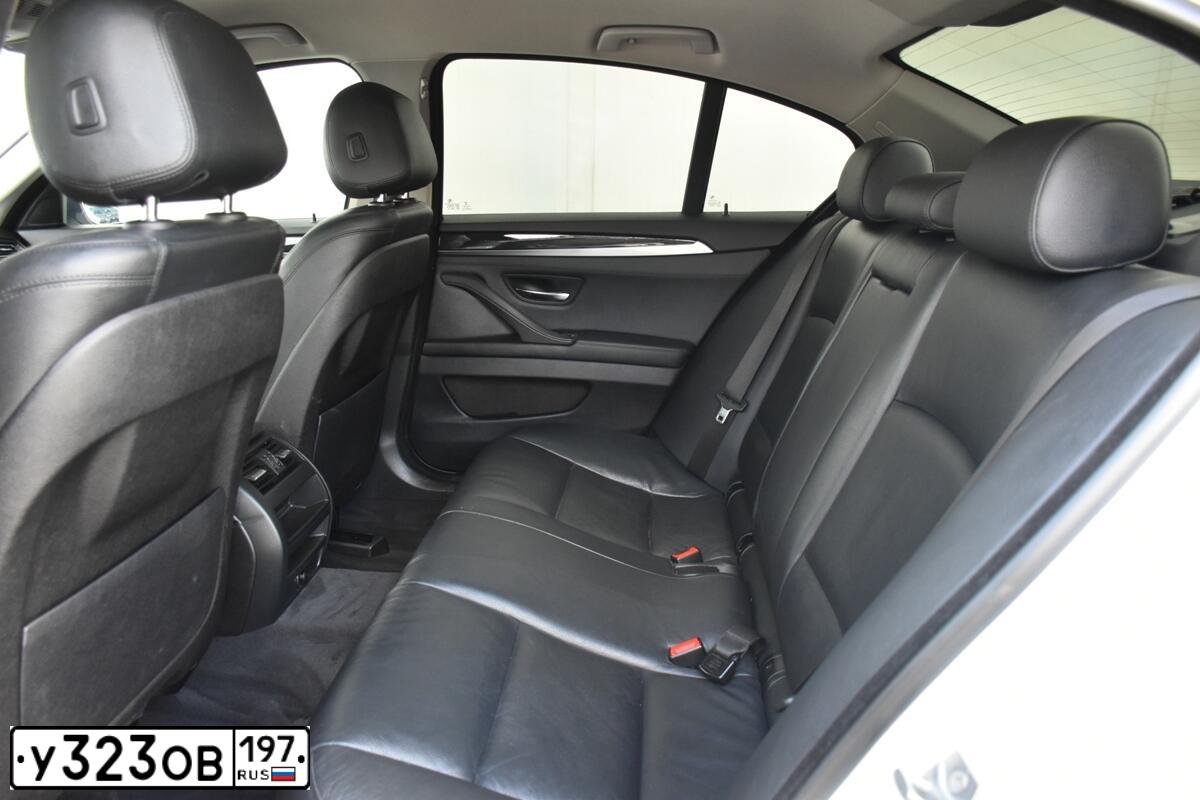 Фото автомобиля BMW SERIE 5, 2014 — госномер У770СС790. Цвет: Белый
