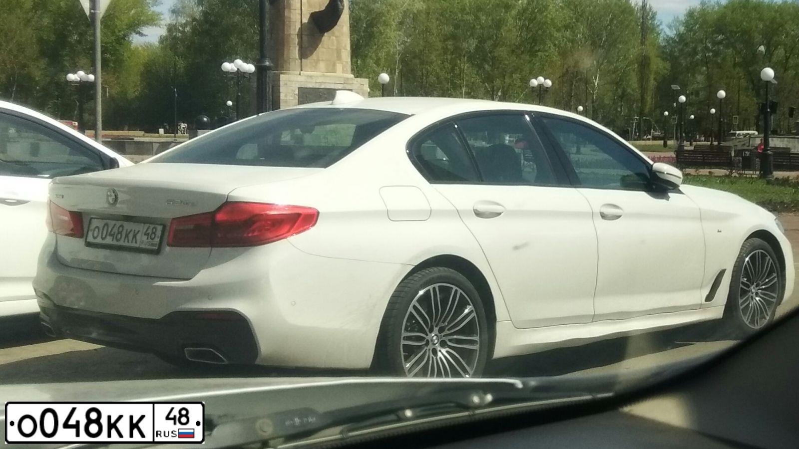 Фото автомобиля BMW SERIE 5, 2018 — госномер О048КК48. Цвет: Белый