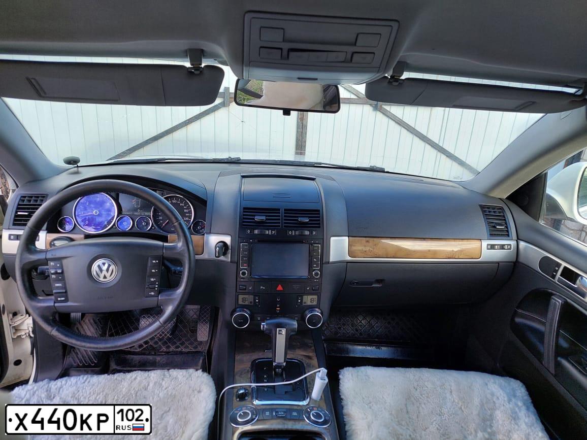 Фото автомобиля VOLKSWAGEN TOUAREG, 2010 — госномер М355НО702. Цвет: БЕЛЫЙ