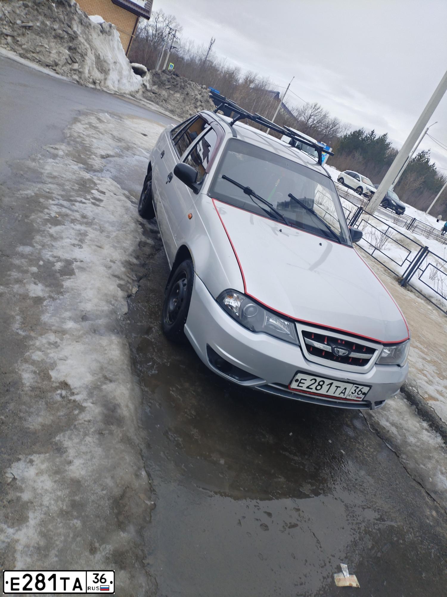 Фото автомобиля DAEWOO NEXIA, 2010 — госномер Е281ТА36. Цвет: Серебристый
