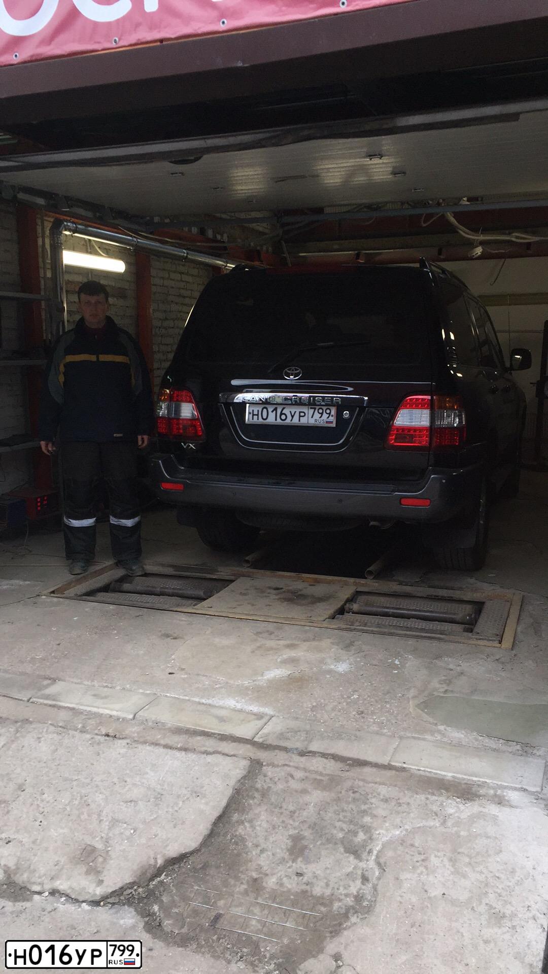 Фото автомобиля TOYOTA LANDCRUISER, 2007 — госномер О007ЕЕ77. Цвет: ЧЕРНЫЙ