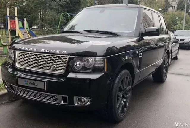 Фото автомобиля LANDROVER RANGE ROVER, 2006 — госномер Е075УН797. Цвет: ЧЕРНЫЙ