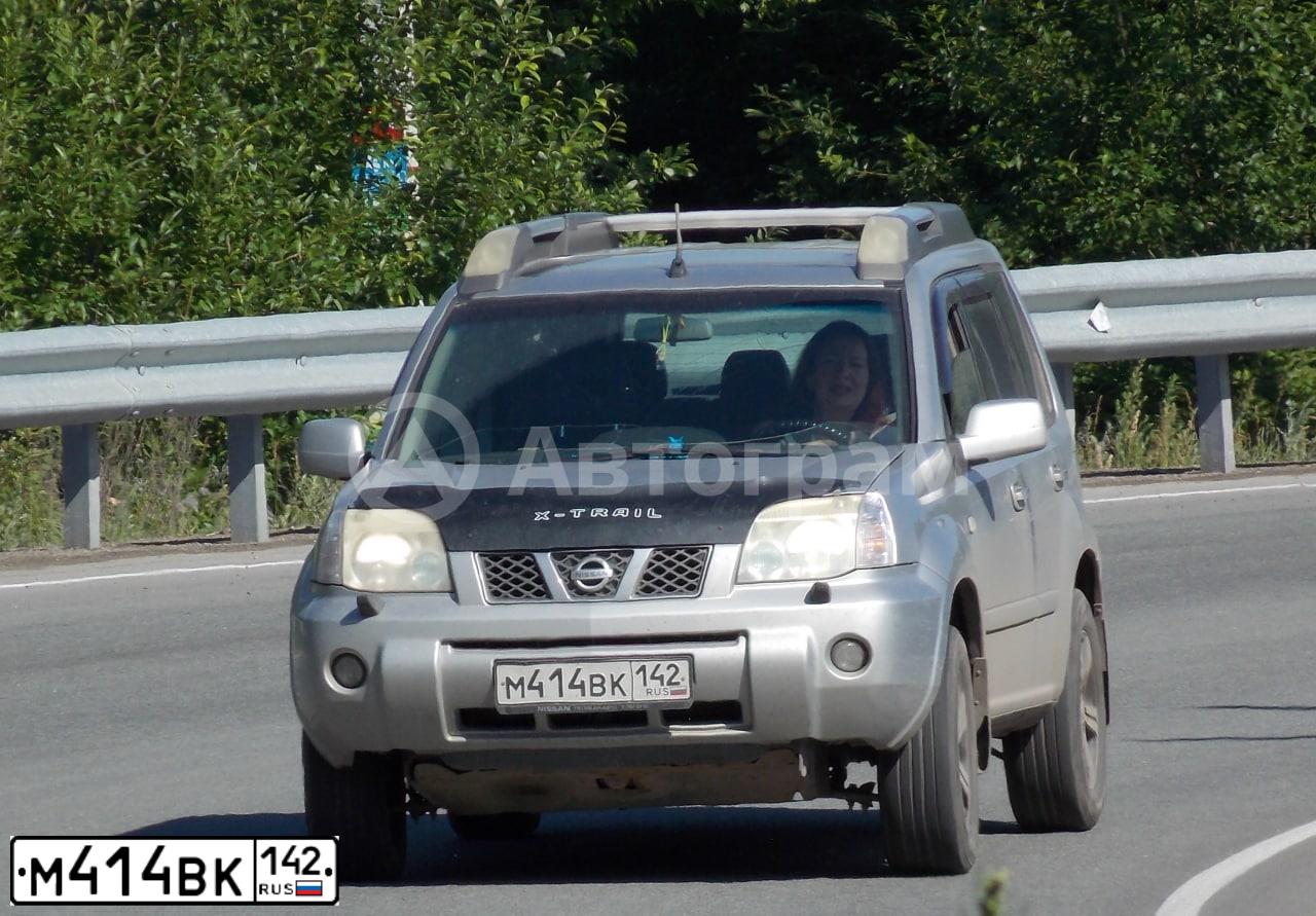 Фото автомобиля NISSAN X-TRAIL, 2005 — госномер Е010КО154. Цвет: Серебристый