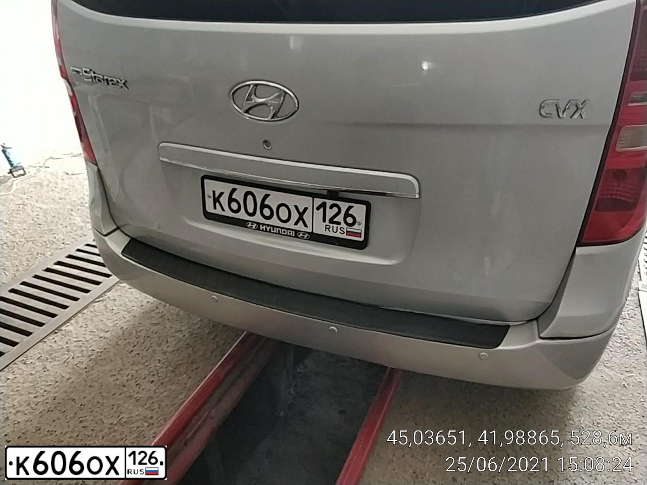 Фото автомобиля HYUNDAI GRAND STAREX, 2009 — госномер К606ОХ126. Цвет: СЕРЫЙ