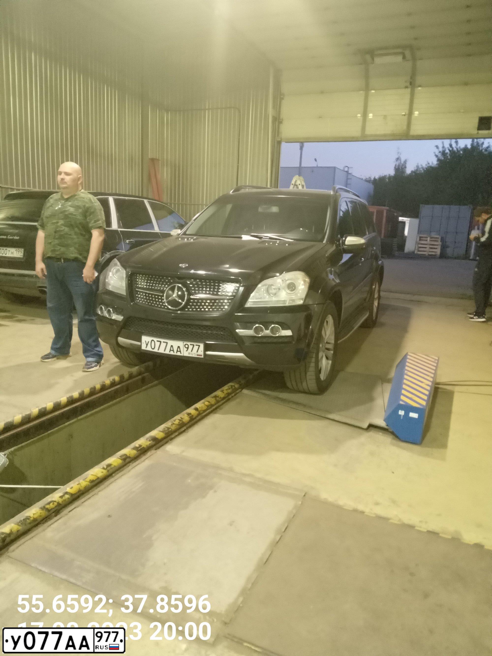 Фото автомобиля MERCEDES GL-KLASSE, 2010 — госномер У077АА977. Цвет: ЧЕРНЫЙ