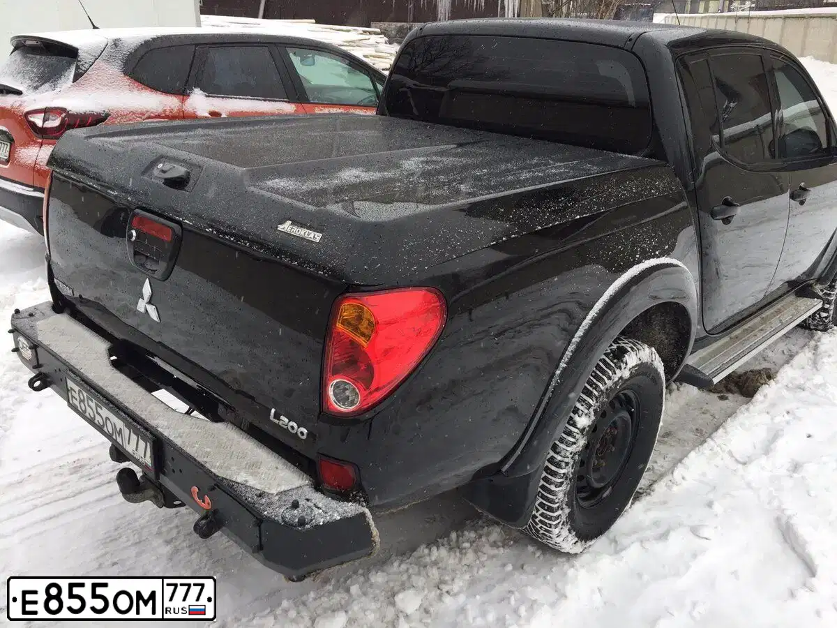 Фото автомобиля MITSUBISHI L200, 2012 — госномер А057ЕВ57. Цвет: ЧЕРНЫЙ