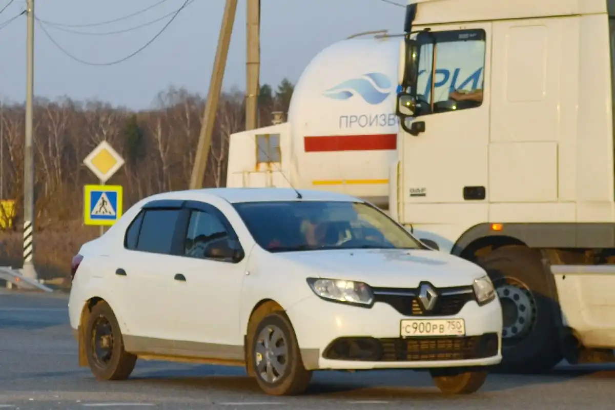 Фото автомобиля RENAULT LOGAN, 2007 — госномер С900РВ750. Цвет: СЕРЫЙ ТЕМНЫЙ