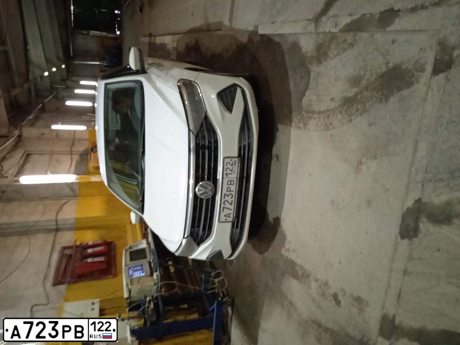 Фото автомобиля VOLKSWAGEN POLO, 2020 — госномер А723РВ122. Цвет: Белый