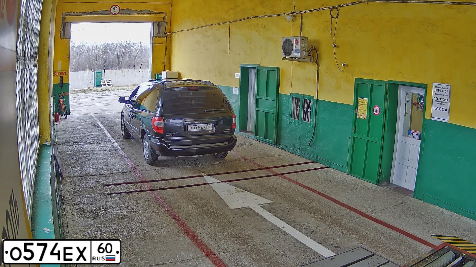 Фото автомобиля CHRYSLER VOYAGER, 2007 — госномер О574ЕХ60. Цвет: ЧЕРНЫЙ