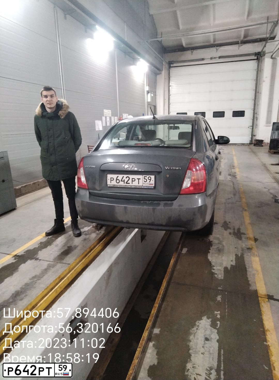 Фото автомобиля HYUNDAI VERNA, 2008 — госномер О967УА159. Цвет: СЕРЫЙ
