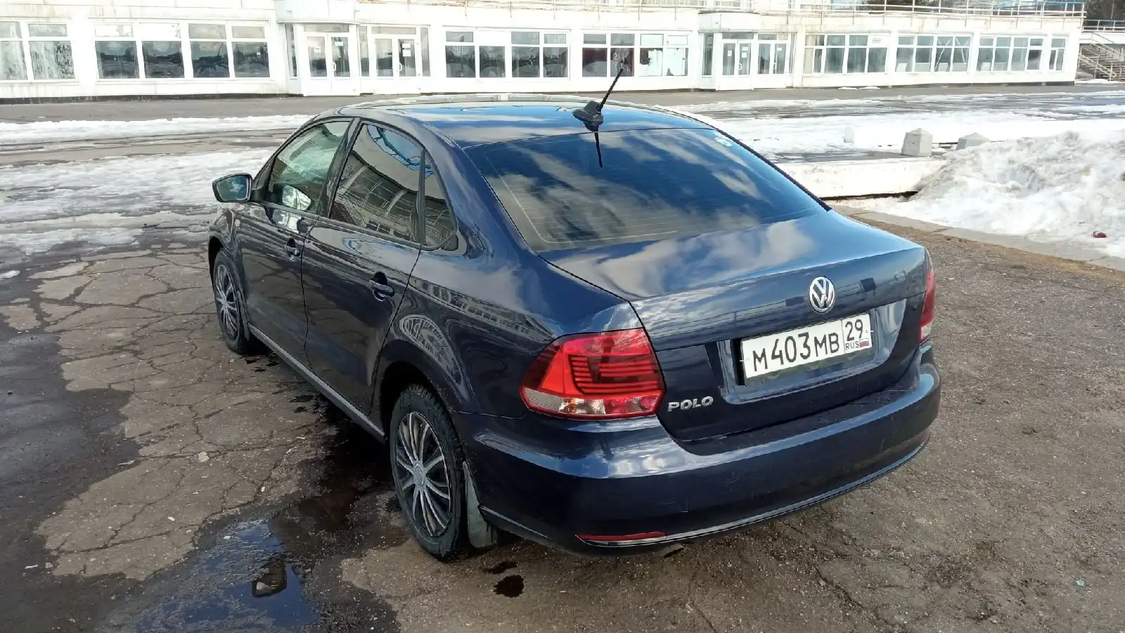 Фото автомобиля VOLKSWAGEN POLO, 2017 — госномер М403МВ29. Цвет: ТЕМНО-СИНИЙ