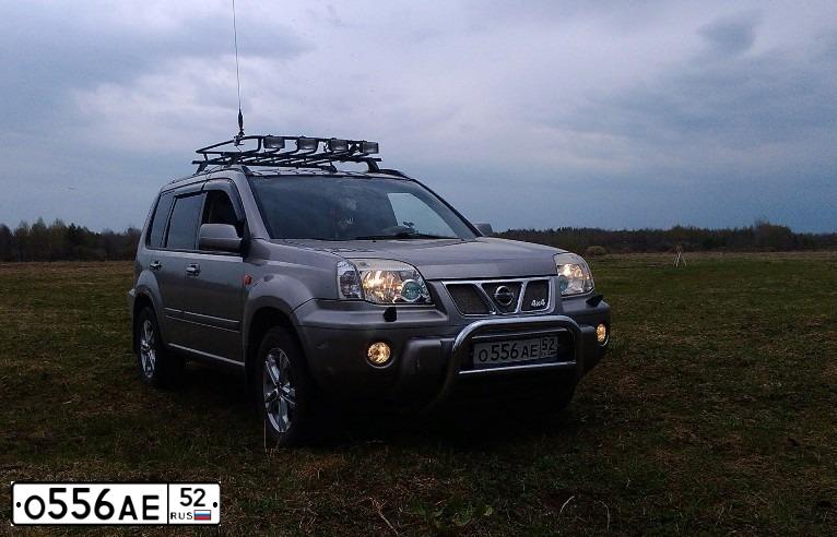 Фото автомобиля NISSAN X-TRAIL, 2003 — госномер О556АЕ52. Цвет: СЕРЫЙ