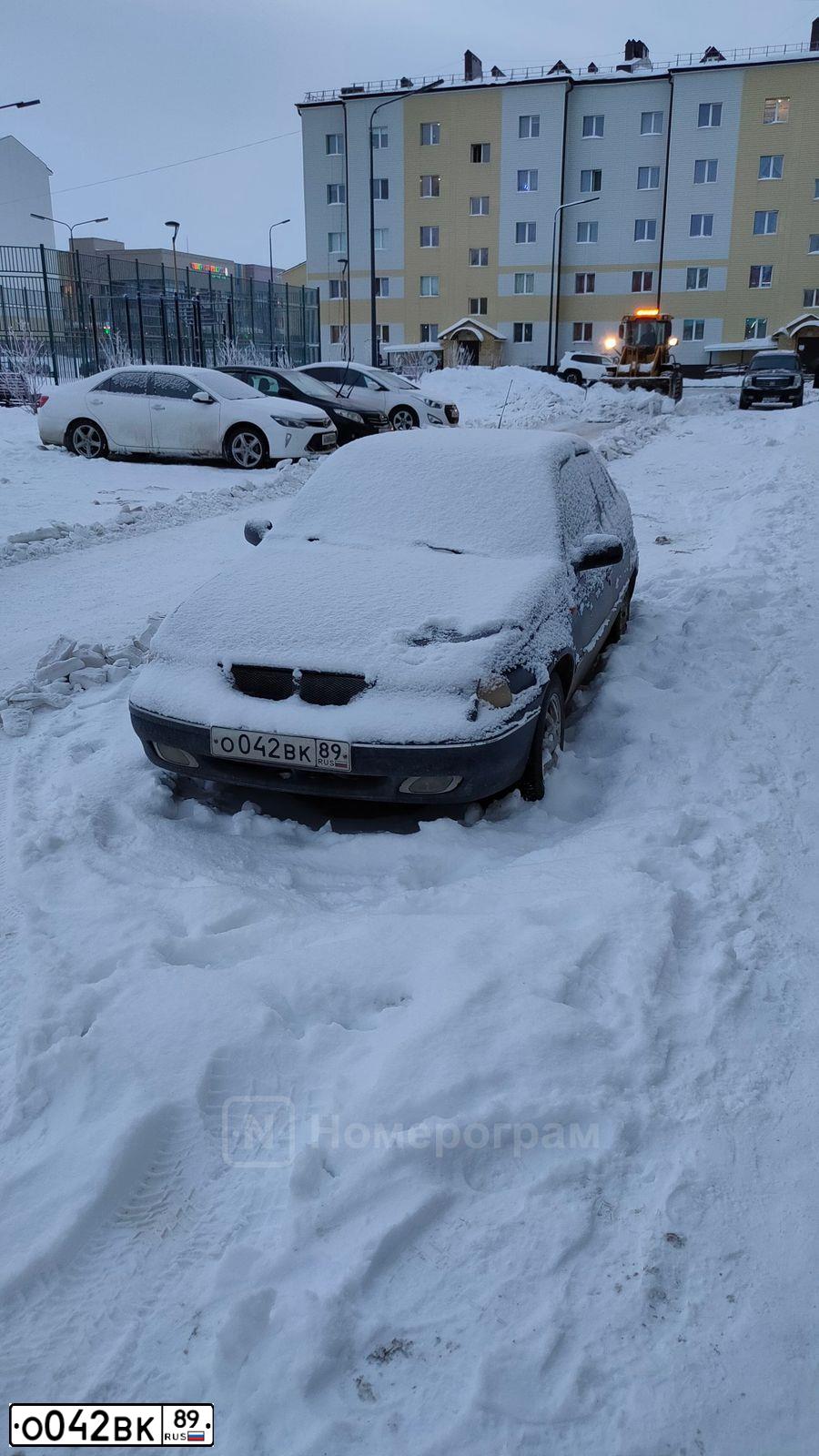 Фото автомобиля DAEWOO NEXIA, 2007 — госномер О042ВК89. Цвет: ЧЕРНО-СИНИЙ