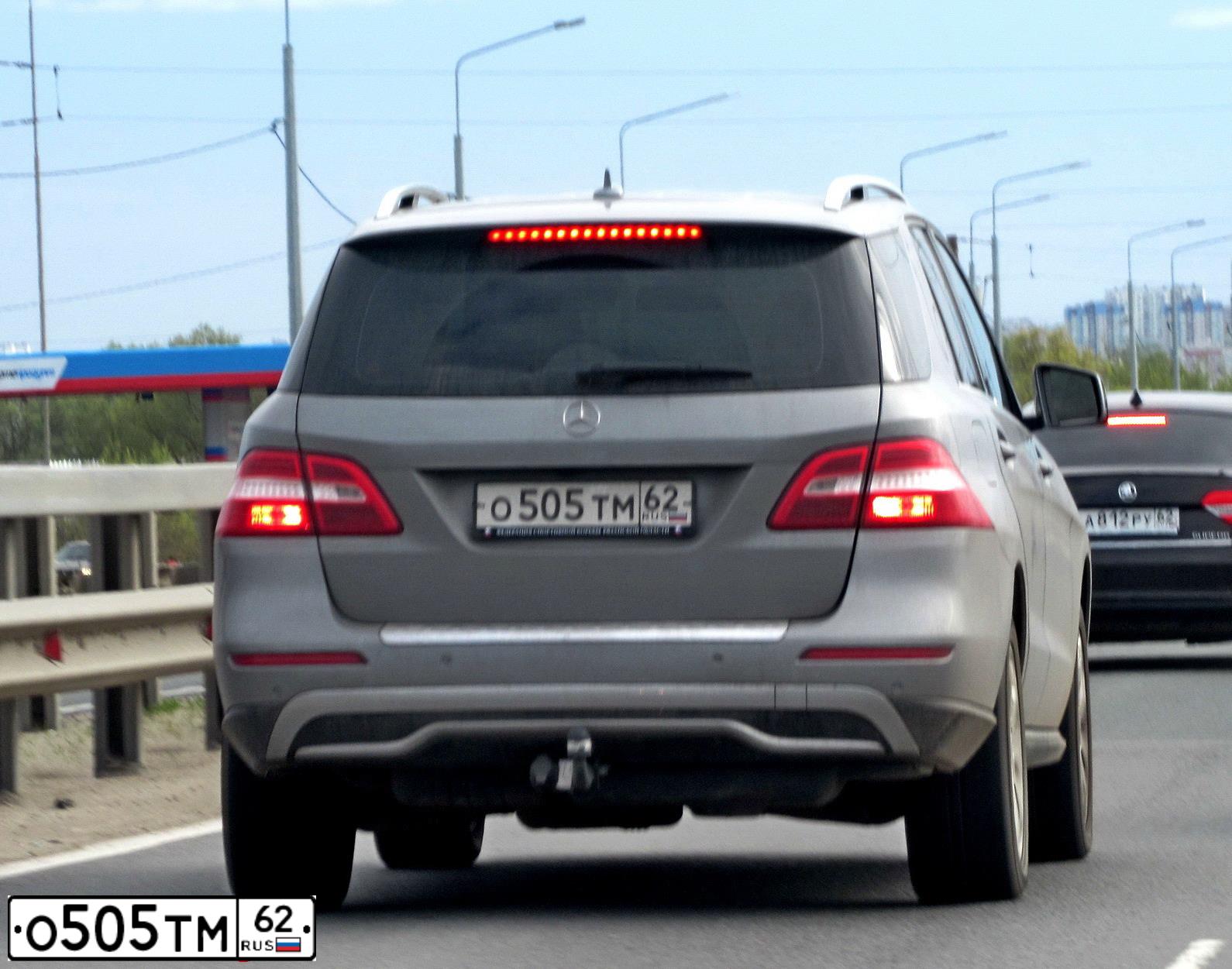 Фото автомобиля MERCEDES-BENZ ML350, 2014 — госномер Е647КМ62. Цвет: СЕРЫЙ