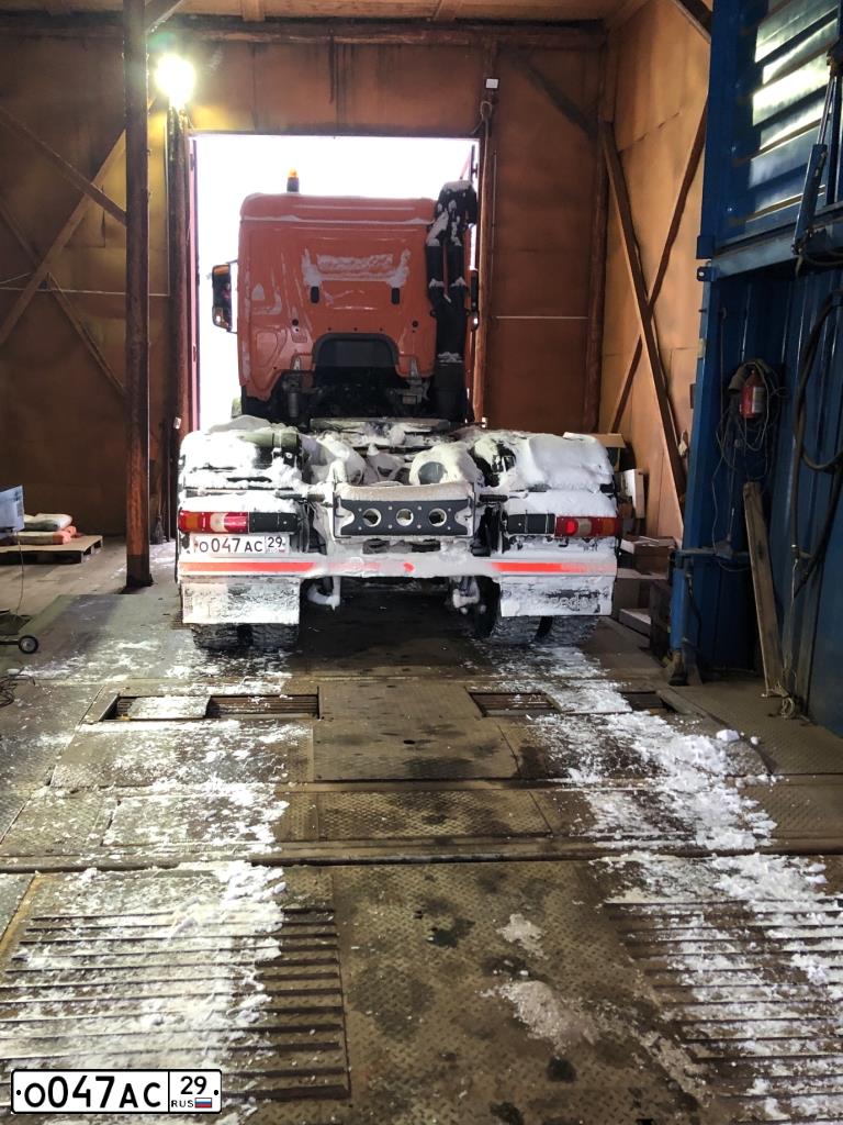 Фото автомобиля MERCEDES AROCS, 2020 — госномер О047АС29. Цвет: Оранжевый
