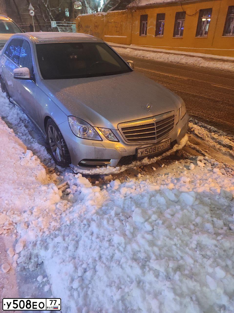 Фото автомобиля MERCEDES E-KLASSE, 2012 — госномер У508ЕО77. Цвет: СЕРЫЙ