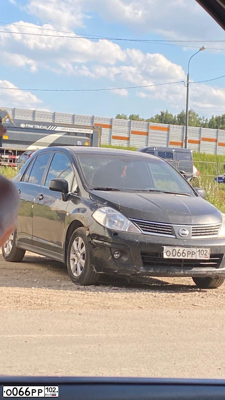 Фото автомобиля NISSAN TIIDA, 2007 — госномер О066РР102. Цвет: ЧЕРНЫЙ