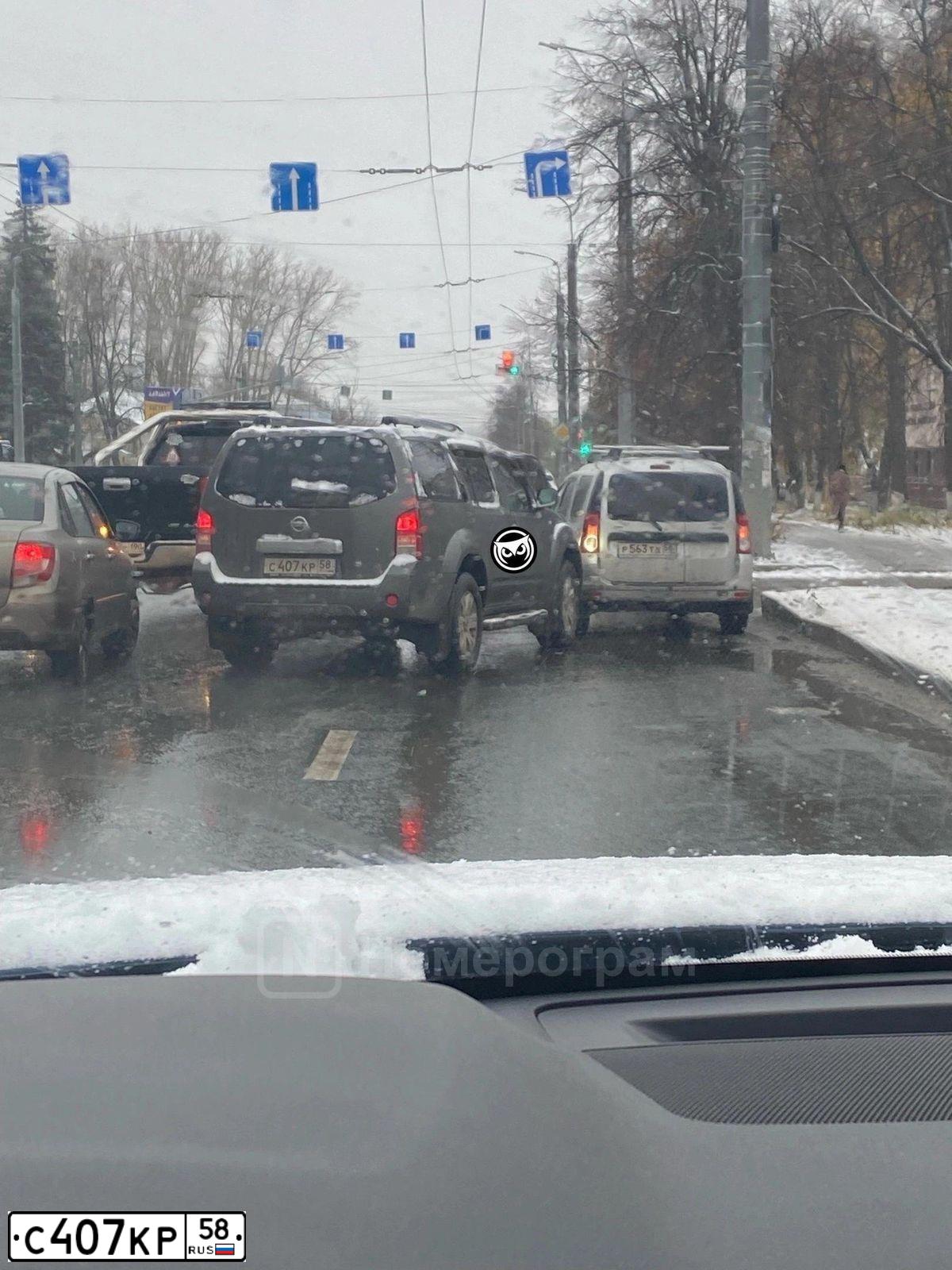 Фото автомобиля NISSAN PATHFINDER, 2006 — госномер С407КР58. Цвет: СЕРЫЙ