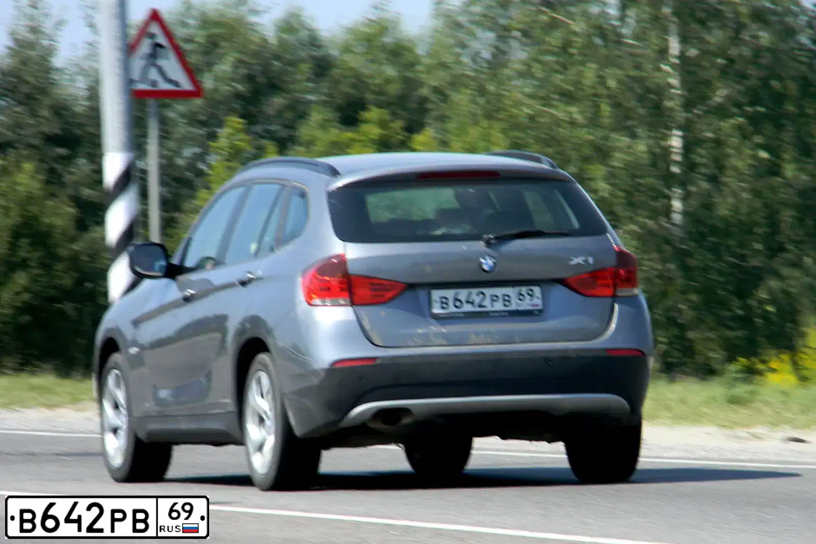 Фото автомобиля BMW X1, 2012 — госномер В642РВ69. Цвет: СЕРЫЙ