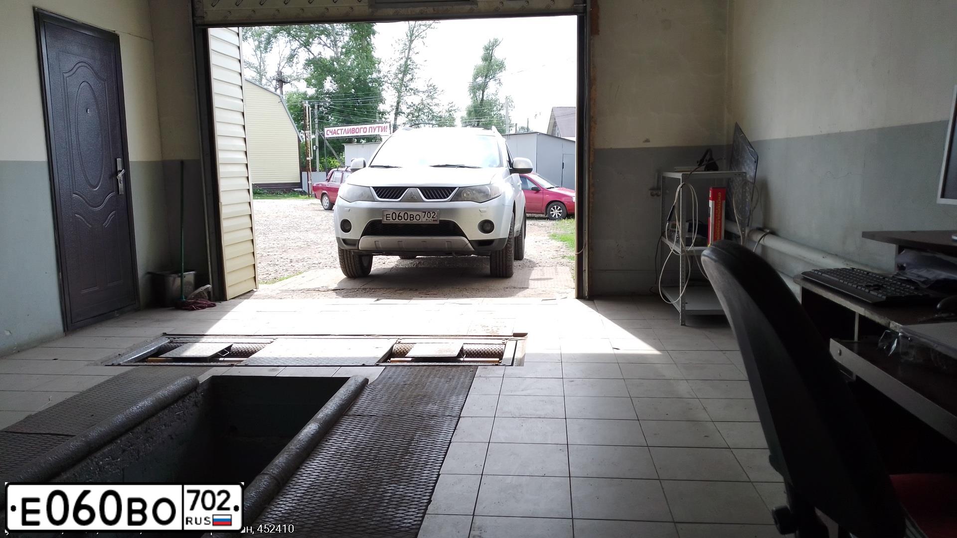 Фото автомобиля MITSUBISHI OUTLANDER, 2008 — госномер Е060ВО702. Цвет: Серебристый