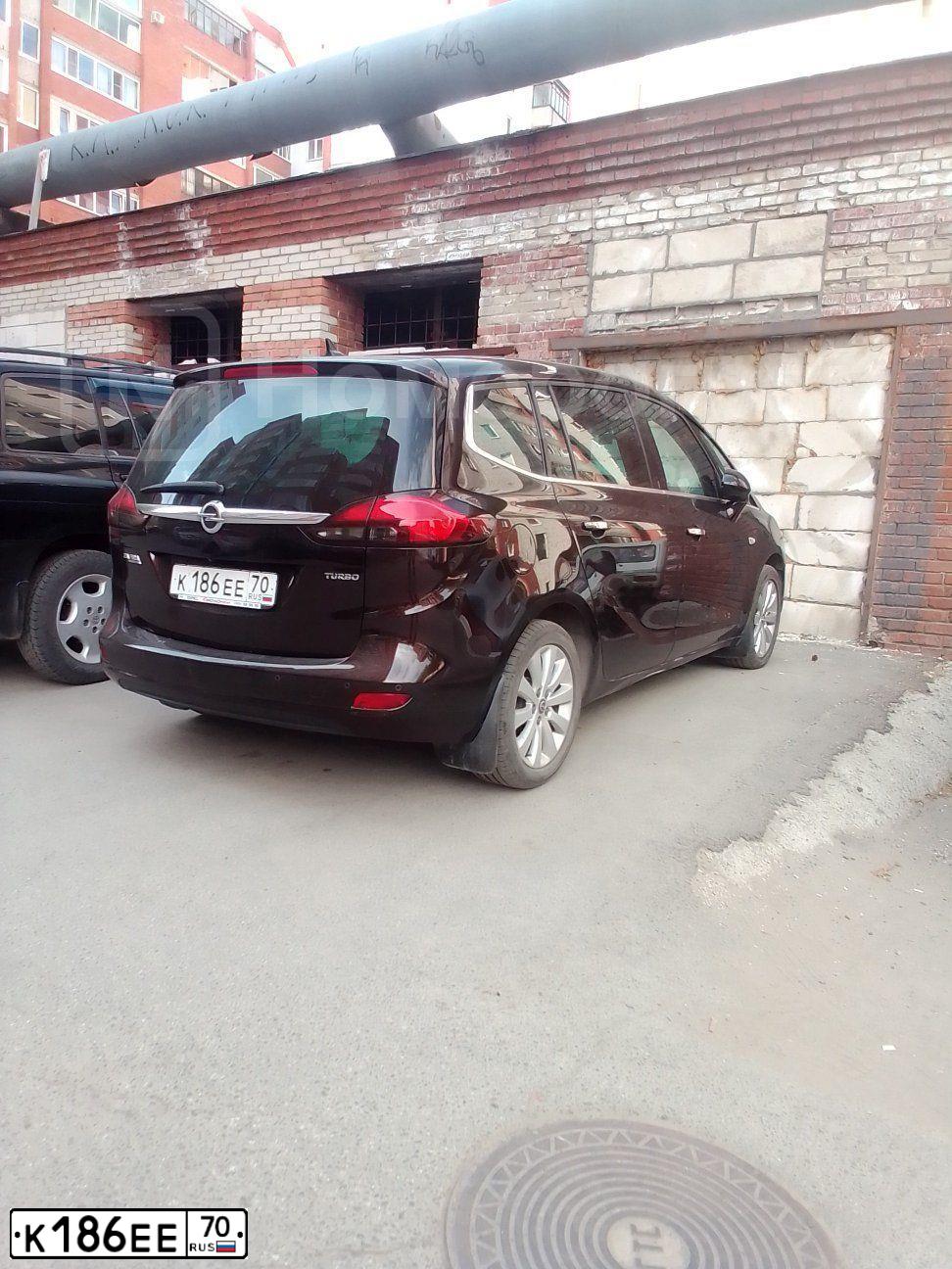 Фото автомобиля OPEL ZAFIRA, 2013 — госномер К186ЕЕ70. Цвет: КОРИЧНЕВЫЙ