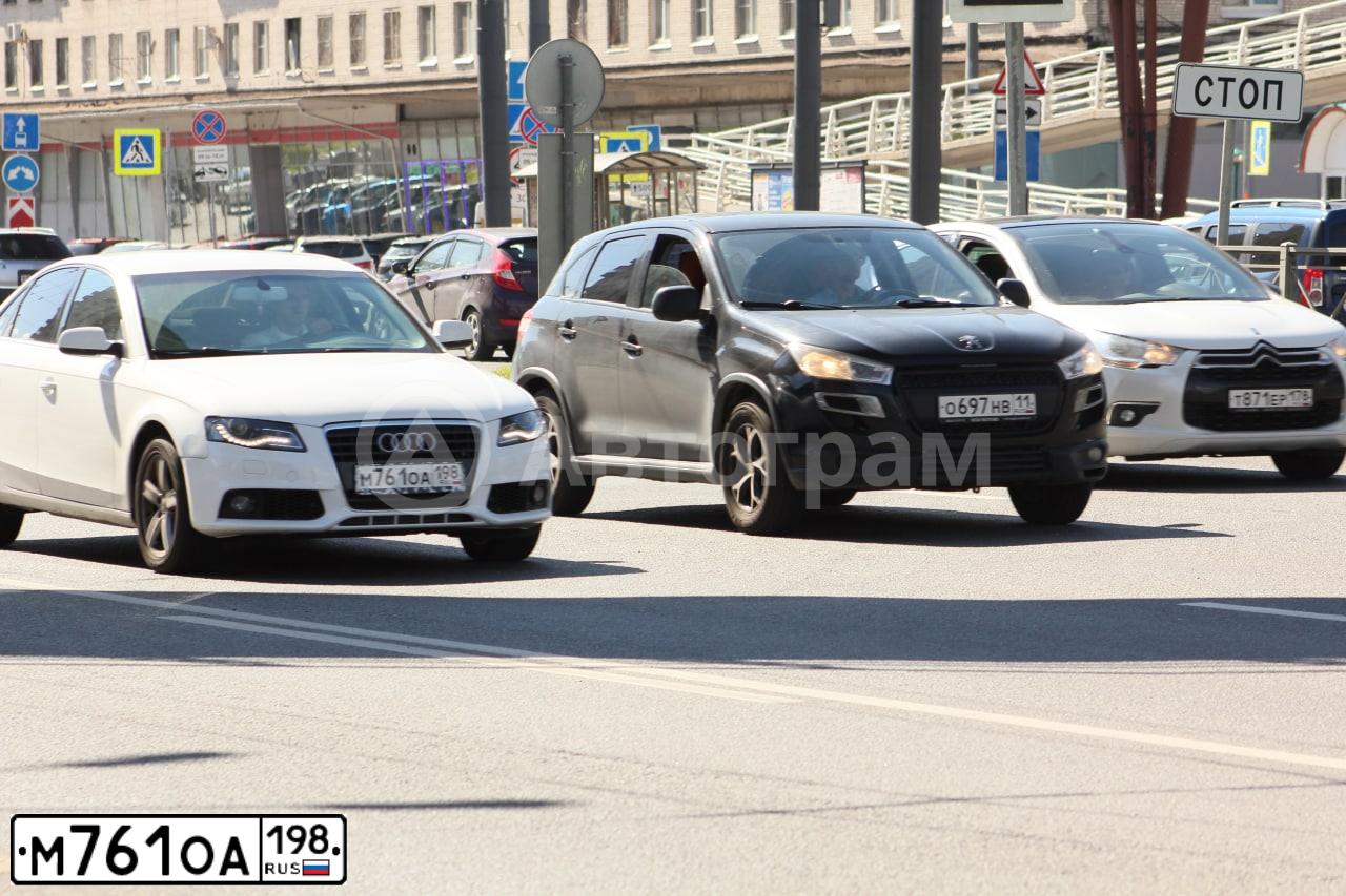 Фото автомобиля AUDI A4, 2011 — госномер М761ОА198. Цвет: Белый