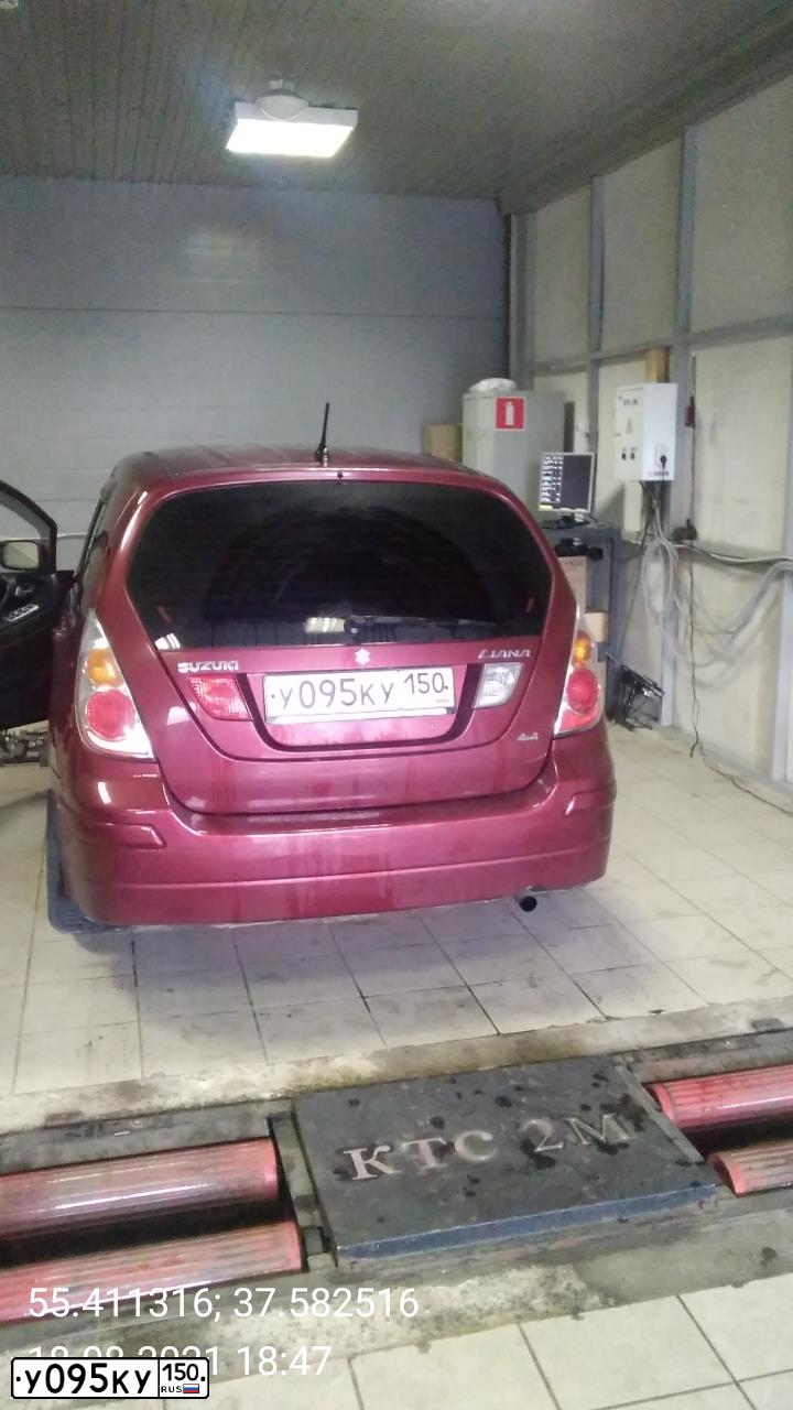 Фото автомобиля SUZUKI LIANA, 2005 — госномер Р002ТМ90. Цвет: Красный