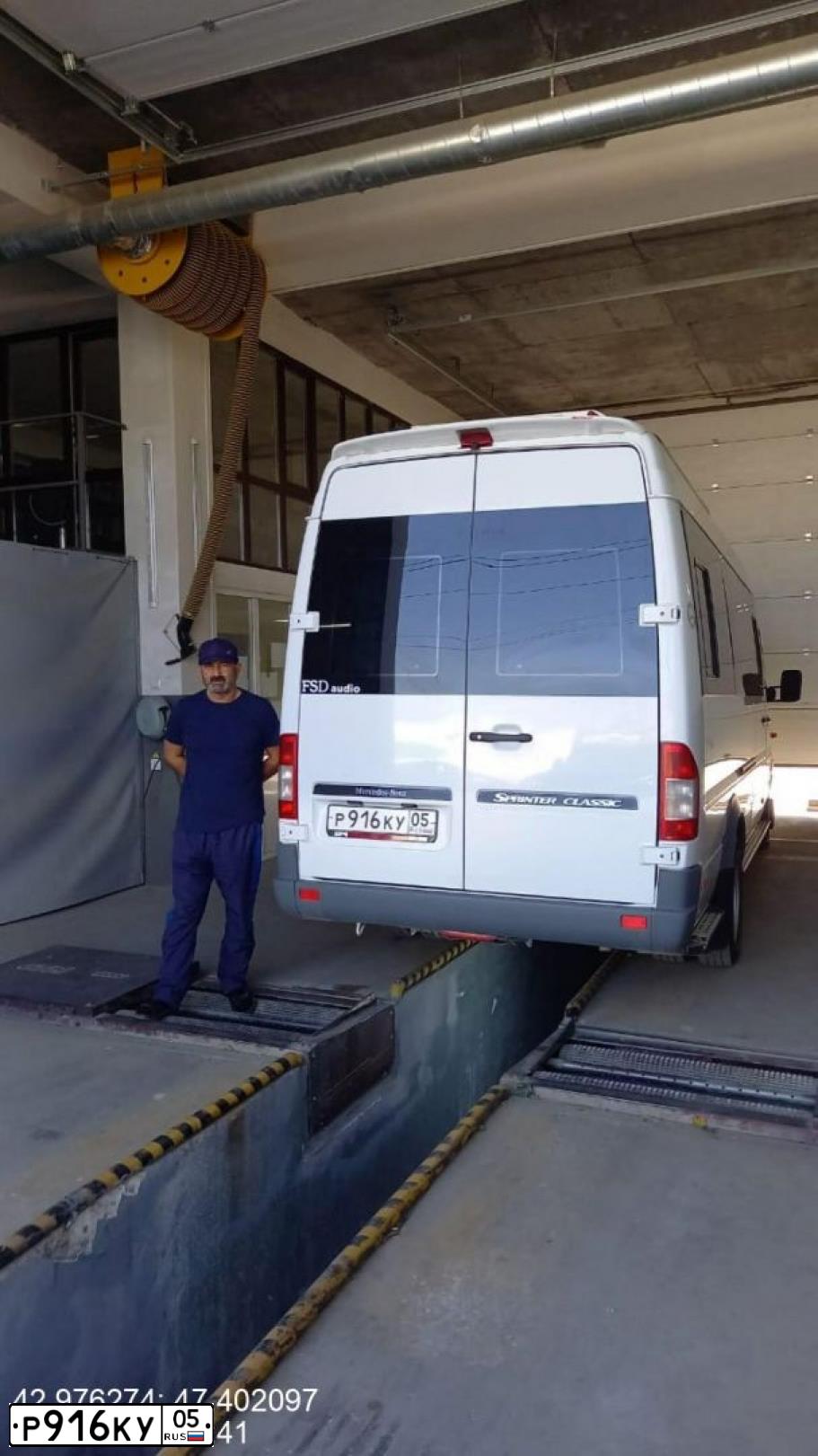 Фото автомобиля MERCEDES SPRINTER, 2016 — госномер Е999ОК05. Цвет: Белый
