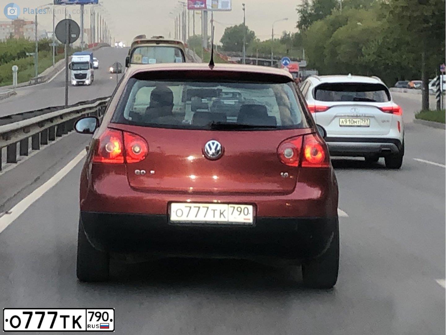 Фото автомобиля VOLKSWAGEN GOLF, 2008 — госномер У517СН18. Цвет: Красный