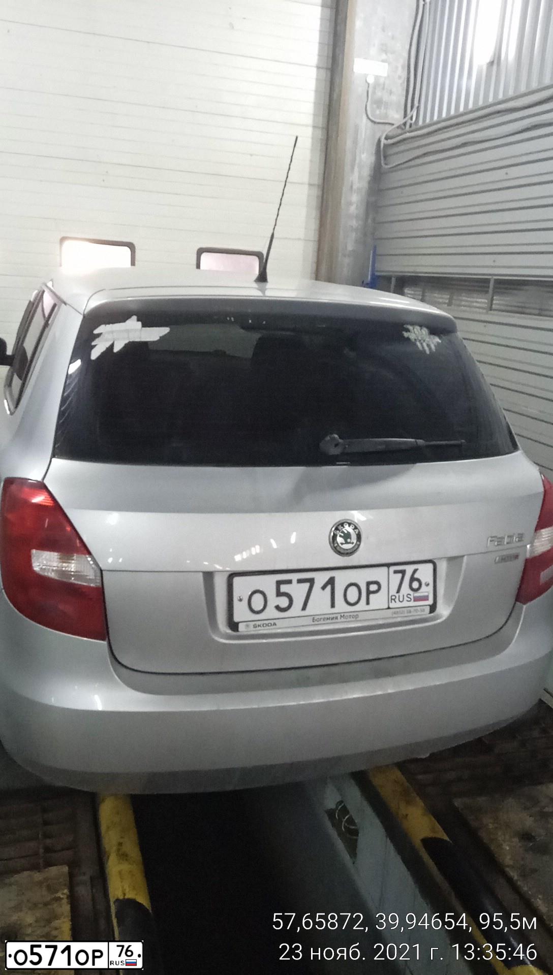 Фото автомобиля SKODA FABIA, 2012 — госномер О571ОР76. Цвет: СЕРЫЙ